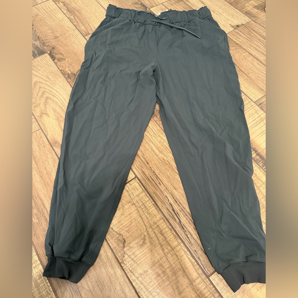 Women’s lululemon joggers. Size 14. Great condition.